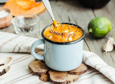 Mavi bir kupa, rustik arka plan sonbahar balkabağı çorbası