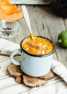 Mavi bir kupa, rustik arka plan sonbahar balkabağı çorbası