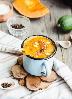 Mavi bir kupa, rustik arka plan sonbahar balkabağı çorbası