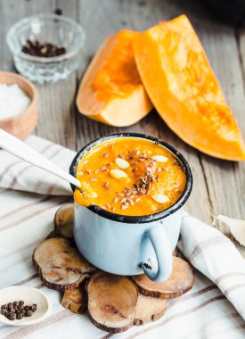 Mavi bir kupa, rustik arka plan sonbahar balkabağı çorbası