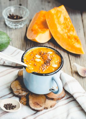 Mavi bir kupa, rustik arka plan sonbahar balkabağı çorbası