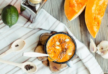 Mavi kupa, rustik arka plan, yukarıdan Sonbahar balkabağı çorbası