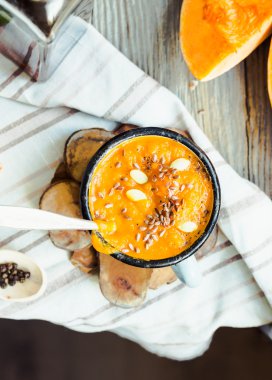 Mavi kupa, rustik arka plan, yukarıdan Sonbahar balkabağı çorbası