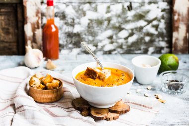 Havuç kabak çorbası, kruton beyaz bir tabak, vejetaryen