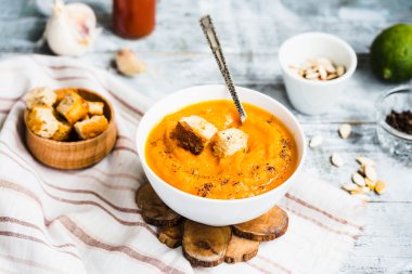 Havuç kabak çorbası, kruton beyaz bir tabak, vejetaryen