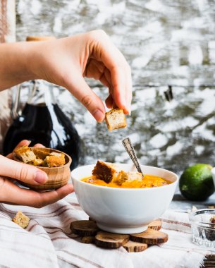 kruton balkabağı çorbası havuç, kruton, el ile ekleme