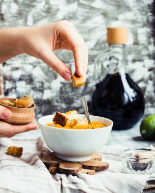 kruton balkabağı çorbası havuç, kruton, el ile ekleme