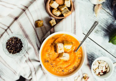 Havuç kabak çorbası, kruton beyaz bir tabak, üstten görünüm