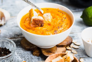 Havuç kabak çorbası, kruton beyaz bir tabak, vejetaryen