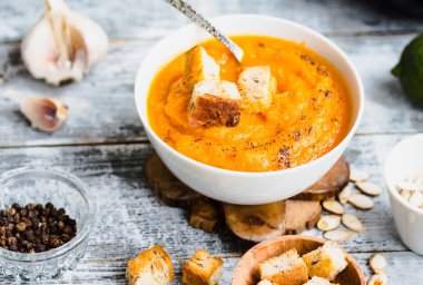 Havuç kabak çorbası, kruton beyaz bir tabak, vejetaryen