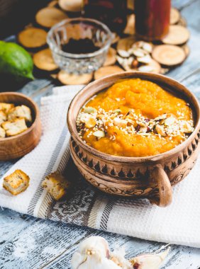 Havuç ve ev yapımı kruton kil tencere, ru ile kabak çorbası