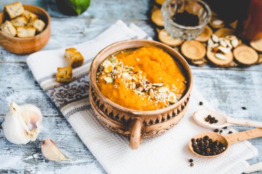 Havuç ve ev yapımı kruton kil tencere, ru ile kabak çorbası