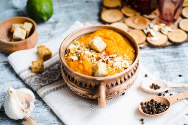 Havuç ve ev yapımı kruton kil tencere, ru ile kabak çorbası