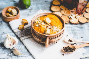 Havuç ve ev yapımı kruton kil tencere, ru ile kabak çorbası