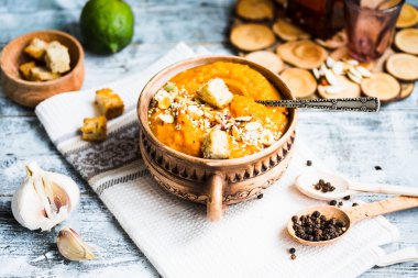 Havuç ve ev yapımı kruton kil tencere, ru ile kabak çorbası