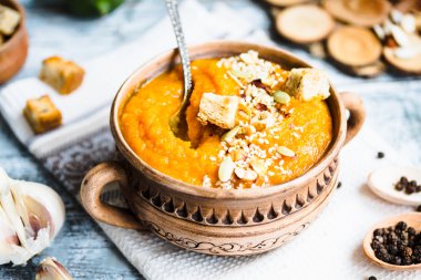 Havuç ve ev yapımı kruton kil tencere, ru ile kabak çorbası