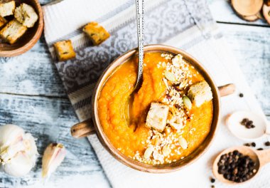 Havuç ve ev yapımı kruton kil tencere, ru ile kabak çorbası