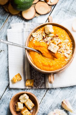 Havuç ve ev yapımı kruton kil tencere, ru ile kabak çorbası