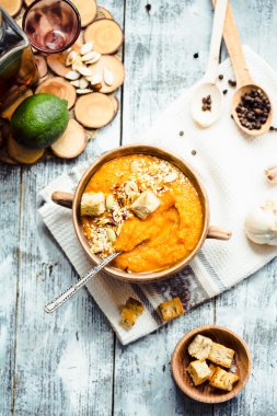Havuç ve ev yapımı kruton kil tencere, ru ile kabak çorbası