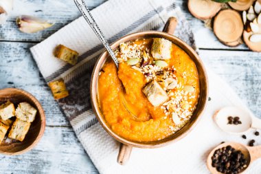 Havuç ve ev yapımı kruton kil tencere, ru ile kabak çorbası