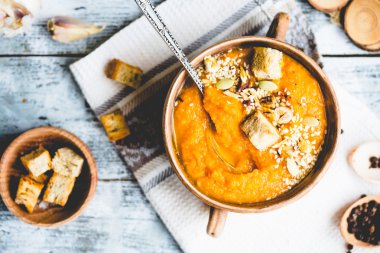 Havuç ve ev yapımı kruton kil tencere, ru ile kabak çorbası