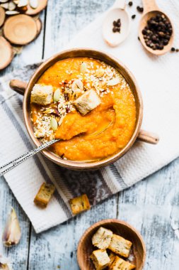 Havuç ve ev yapımı kruton kil tencere, ru ile kabak çorbası