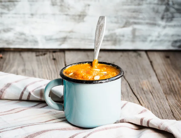 Mavi bir kupa, rustik arka plan sonbahar balkabağı çorbası