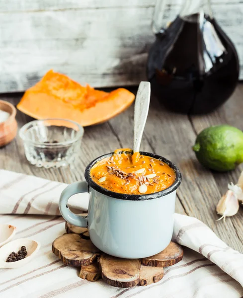 マグ、素朴な背景の秋のカボチャのスープ — ストック写真
