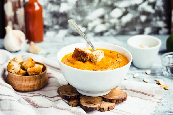 Sopa de calabaza con zanahorias, croutons en un plato blanco, vegetariano — Foto de Stock