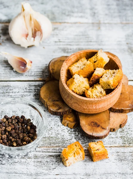 Rostige hausgemachte Croutons mit Knoblauch und Gewürzen — Stockfoto