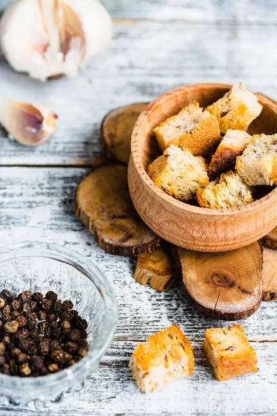 Croutons caseiros ruddy com alho e especiarias — Fotografia de Stock