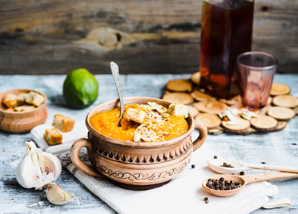 Sopa de abóbora com cenouras e croutons caseiros em vasos de barro, ru — Fotografia de Stock