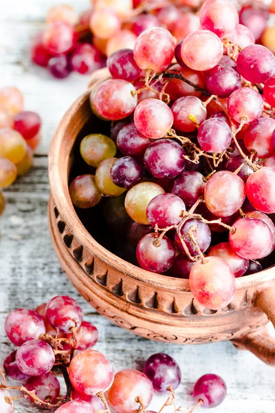 Fresh red grapes in clay pots, raw fruits, whole plant foods,sel — Stock Photo, Image