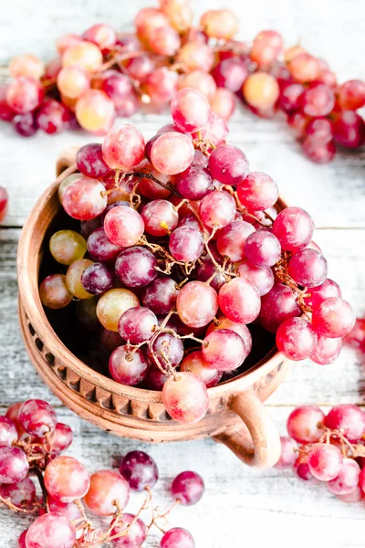 Taze kırmızı üzüm kil tencere, çiğ meyve, tüm bitkisel gıdalar, sel — Stok fotoğraf