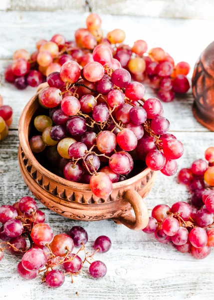 Fresh red grapes in clay pots, raw fruits, whole plant foods,sel — Stock Photo, Image