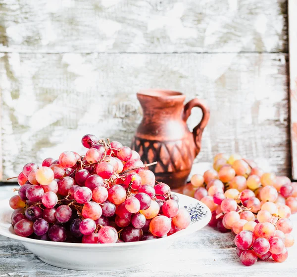 Färska röda druvor på plattan, råa frukter, hela vegetabilier — Stockfoto