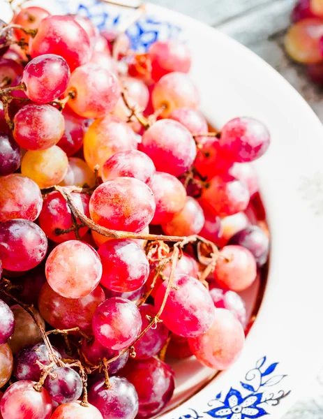 Fresh red grapes on the plate, raw fruits, whole plant foods — Stock Photo, Image