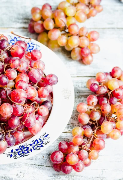 Fresh red grapes on the plate, raw fruits, whole plant foods — Stock Photo, Image