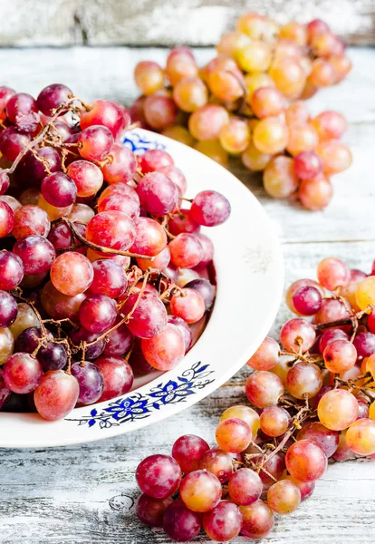 Uvas vermelhas frescas no prato, frutas cruas, alimentos integrais de plantas, sel — Fotografia de Stock