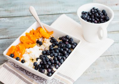 yulaf ezmesi krem peynir, yaban mersini ve kayısı, sağlıklı bre