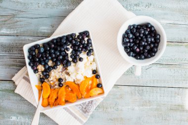 yulaf ezmesi krem peynir, yaban mersini ve kayısı, sağlıklı bre