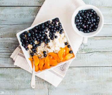 yulaf ezmesi krem peynir, yaban mersini ve kayısı, sağlıklı bre