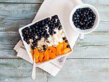 yulaf ezmesi krem peynir, yaban mersini ve kayısı, sağlıklı bre