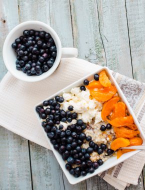 yulaf ezmesi krem peynir, yaban mersini ve kayısı, sağlıklı bre