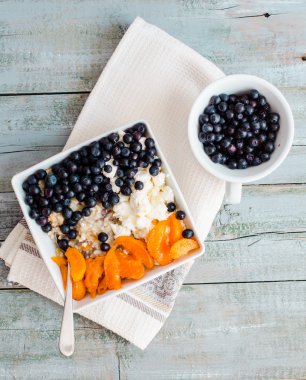 yulaf ezmesi krem peynir, yaban mersini ve kayısı, sağlıklı bre