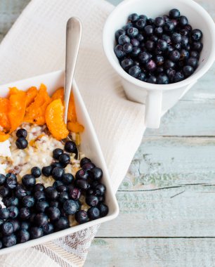 yulaf ezmesi krem peynir, yaban mersini ve kayısı, sağlıklı bre