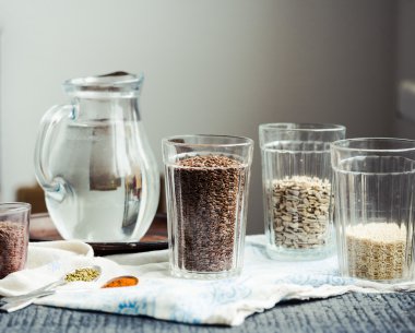 keten tohumu, susam, ayçiçeği ve baharat bir kara günü kraker