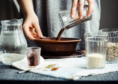 bir tabak içinde cam çatlak yemek pişirmek için keten tohumu kaydırmaya