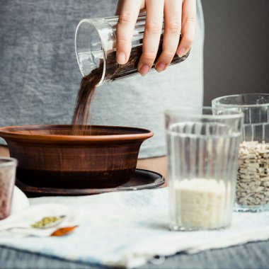 bir tabak içinde cam çatlak yemek pişirmek için keten tohumu kaydırmaya