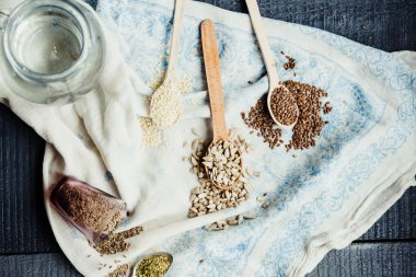 keten tohumu, susam tohumu, Ayçekirdeği tahta kaşıklar içinde ve